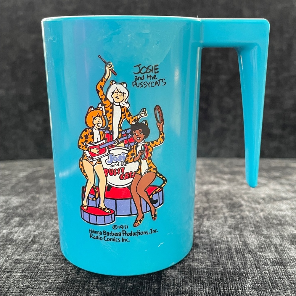 Vintage 1971 Josie and the Pussycats Hanna Barbera Blue Plastic Mug w/ Handle